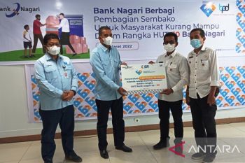 Bank Nagari bagikan paket sembako untuk warga sekitar kantor di Padang
