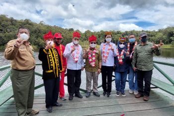 Wamen LHK resmikan wisata pengamatan burung Danau Tambing TNLL  di Poso