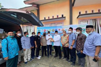 Rektor UNP serahkan bantuan untuk bencana gempa Pasaman