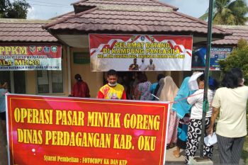 Warga Baturaja OKU serbu  operasi pasar minyak goreng