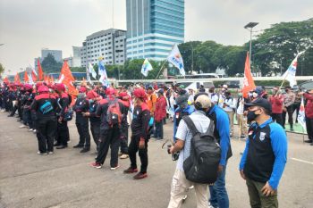 Ratusan  buruh mendesak pemerintah cabut Permenaker JHT