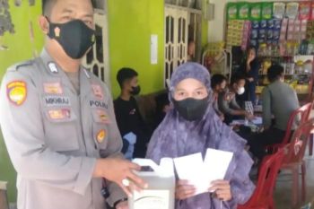 Polres Pasangkayu bagikan minyak goreng kepada warga bersedia divaksinasi
