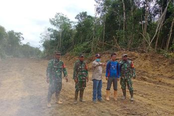 Prajurit TNI bantu masyarakat  Cengal OKI bangun jalan alternatif