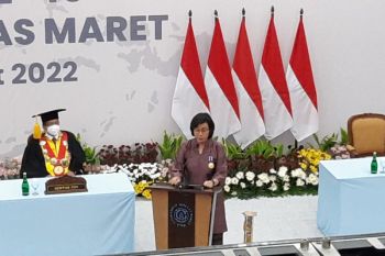 UNS beri penghargaan kepada Menkeu Sri Mulyani pada Dies Natalis ke-46