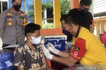 Polres Inhil layani vaksinasi di lokasi pasar murah