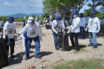 PT Pusri Palembang gelar bersih-bersih di Teluk Lampung