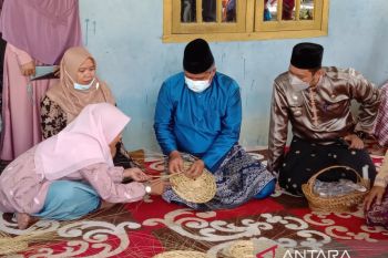 Anyaman lidi sawit di Minas terkenal sampai Bogor