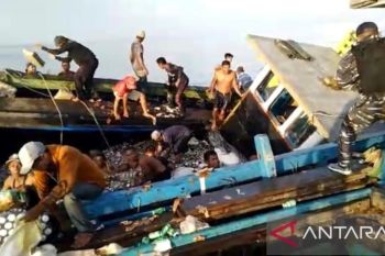 TNI AL berhasil menyelamatkan penumpang KM Bagas Arsakhan yang nyaris tenggelam