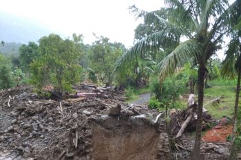 Jembatan di Kajai Pasaman  Barat rusak akibat meluapnya Sungai Lampang