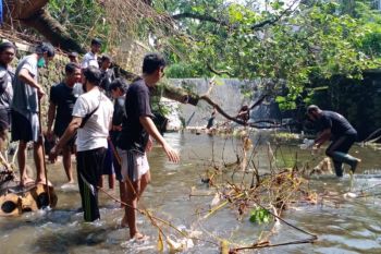 Ratusan masyarakat Sleman membersihkan sungai serentak di 10 titik