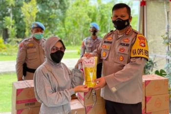 Polres Mamuju gelar vaksinasi  COVID-19 sambil membagikan minyak goreng