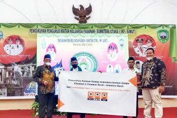 Ulul Azmi serahkan bantuan hunian sementara untuk korban gempa Pasaman