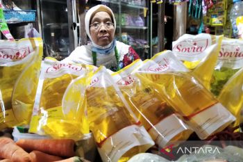 Pedagang di pasar tradisional Kudus belum bisa jual minyak goreng sesuai HET