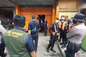Peringatan tak digubris, lima warung miras di Pasar Bawah Bukittinggi dibongkar PT KAI (Video)