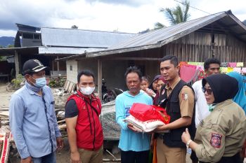 Warga terdampak banjir di Sigi  dapat bantuan pangan