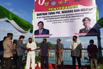 Menko Airlangga serahkan bantuan PKL WN  Labuan Bajo