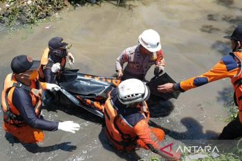 Banjir landa Kabupaten Bandung sebabkan satu orang tewas terbawa arus