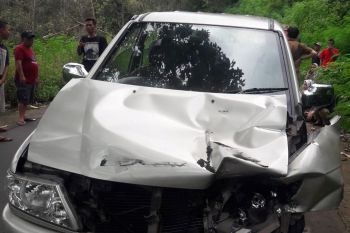 Kendaraan dinas Bappenda Lotim nyungsep ke parit di Wanasaba