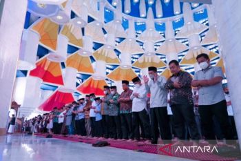 Masjid 99 Kubah di Makassar telah digunakan shalat 5 waktu