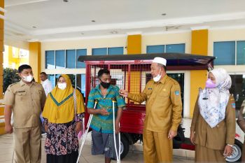 Bupati Pasaman Barat serahkan becak motor ke penyandang disabilitas