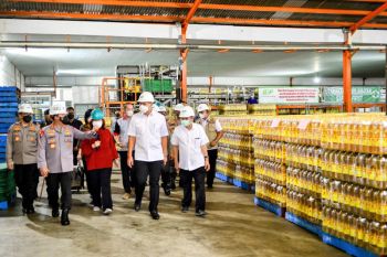 Kapolri bersama Mendag tinjau ketersediaan minyak goreng di pasaran