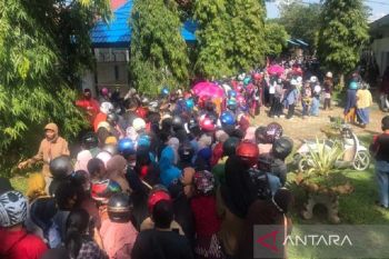 Warga di Kendari antre minyak goreng dengan membawa KK