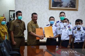 Bupati Pesisir Selatan terima penyerahan Pas kecil dari KSOP Teluk Bayur