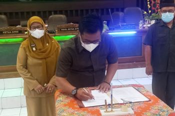 Pimpinan DPRD Situbondo sahkan perubahan awal RPJMD 2021--2026