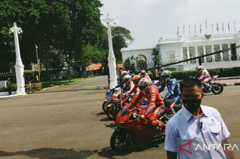 Pebalap MotoGP tinggalkan Istana Merdeka menuju Hotel Indonesia