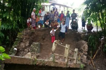 Jembatan roboh di Desa Pengembur Lombok Tengah nyaris telan korban jiwa