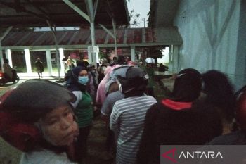 Warga Kendari antre minyak goreng di Disperindag Sultra sejak subuh