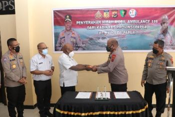 Polda Papua mendapat bantuan mobil ambulans dari Dinkes Papua