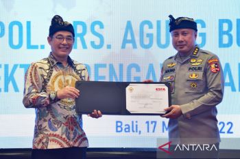 BPK serahkan sertifikat pemeriksa keuangan negara kepada inspektur Polri