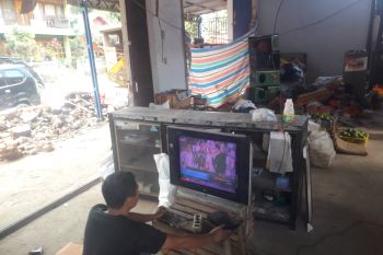 Korban gempa di Kajai Pasbar nikmati nonton televisi di tengah pengungsian (Video)