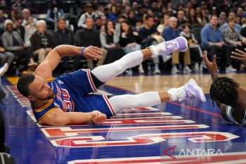 Steph Curry akan menjadi starter Warriors  pada Gim 5