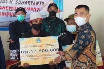 Pemkab Gunung Kidul serahkan bantuan bagi korban bencana hidrometeorologi