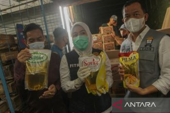 Palembang serahkan supermarket timbun minyak ke satgas pangan