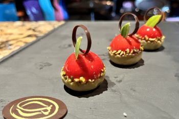 Bahan dan cara membuat Strawberry and Pistachio Crown