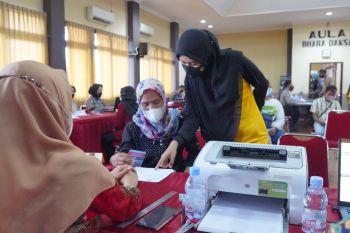 Polres Kulon Progo menyalurkan bantuan tunai kepada PKL
