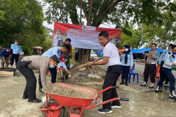 Sejumlah warga binaan Lapas Teluk Kuantan gotong royong