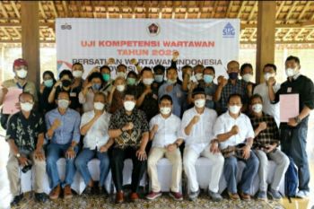 UKW kolaborasi PWI Jateng dan Semen Gresik hasilkan 24 wartawan kompeten