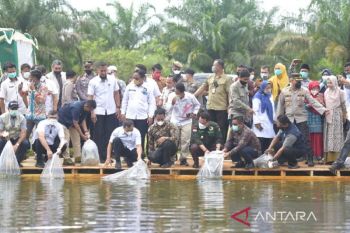 Sekjen Kementerian KKP RI dan Bupati Kampar tabur 95 ribu bibit ikan