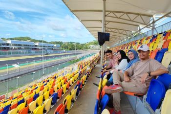 Moto3 - Keluarga Mario Aji sempatkan ziarah ke makam sang ayah sebelum ke Sirkuit Mandalika