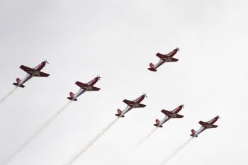 Tim TNI AU Jupiter beraksi di langit Mandalika NTB