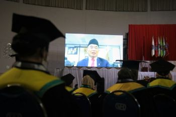 Menko PMK Muhadjir Effendy dorong wisudawan UMM taklukkan era perangkat lunak 2.0