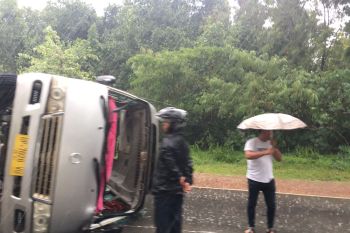 Bus angkutan wisata terguling di badan jalan lintas Sukajadi Batam