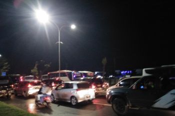 Arus lalu lintas di depan Sirkuit Mandalika macet total