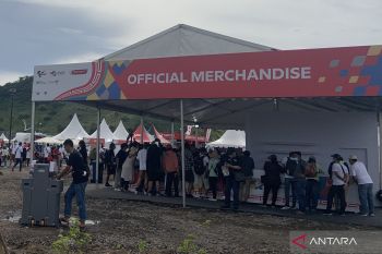 Pengunjung serbu stand merchandise MotoGP Sirkuit Mandalika pada Race Day