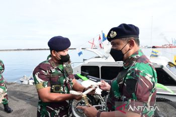 Danlantamal VI Makassar serahkan kapal motor cepat dukung pengamanan laut