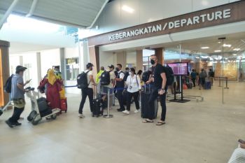Kru dan pebalap MotoGP Mandalika mulai meninggalkan Lombok